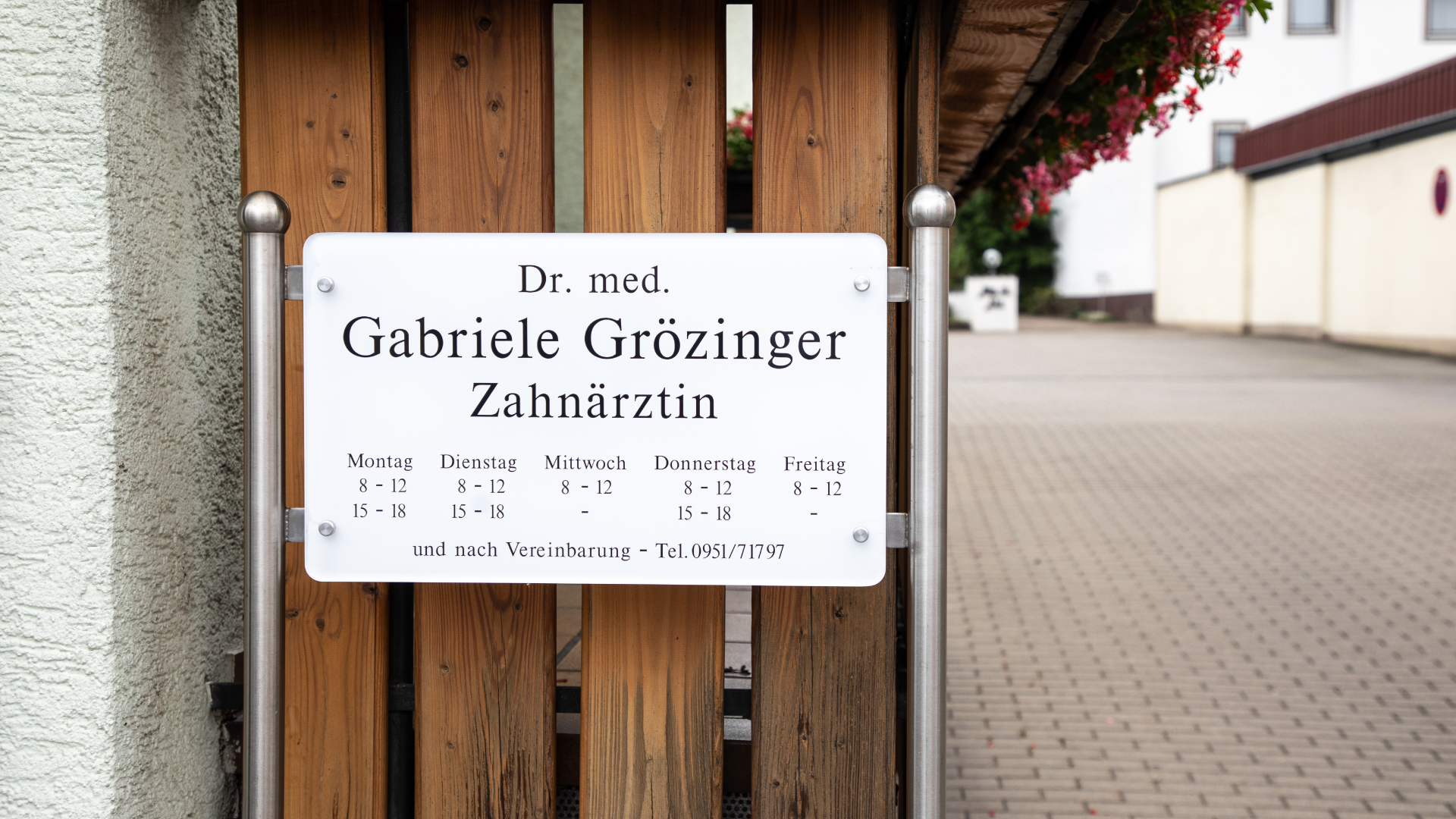 praxis-von-aussen-schild